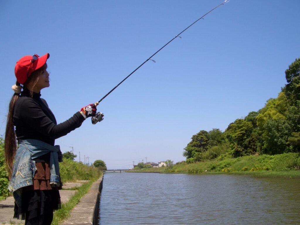 釣りをする女性