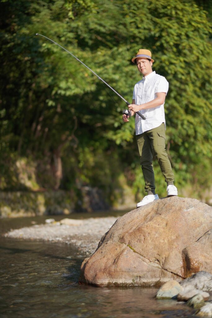 川で釣りをする男性
