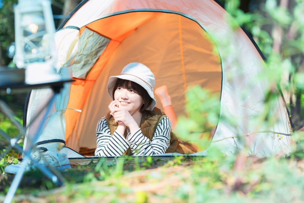 春キャンプを楽しむ女性