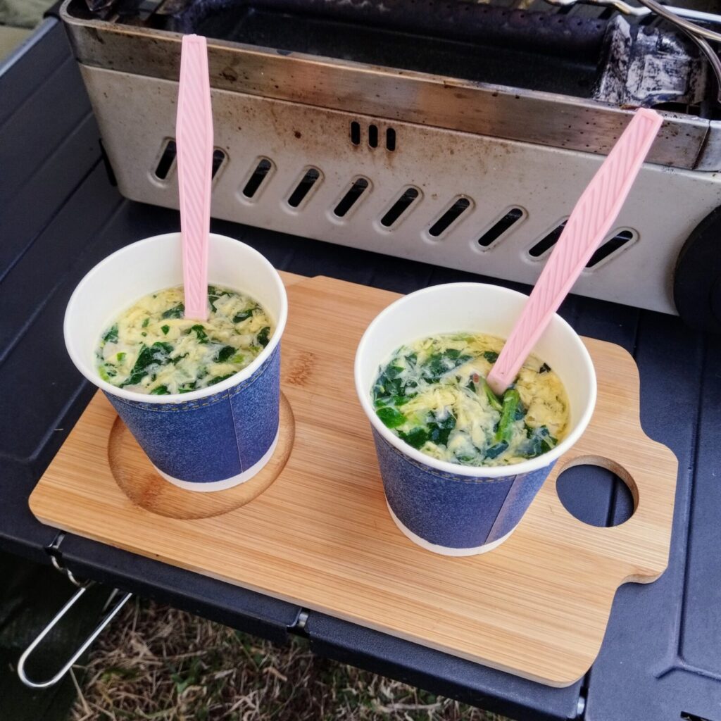 雨キャンプでインスタントスープ